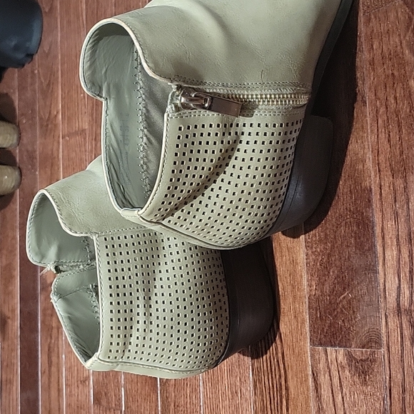 Call It Spring beige ankle booties, EUC🎉🎊 - Picture 3 of 8